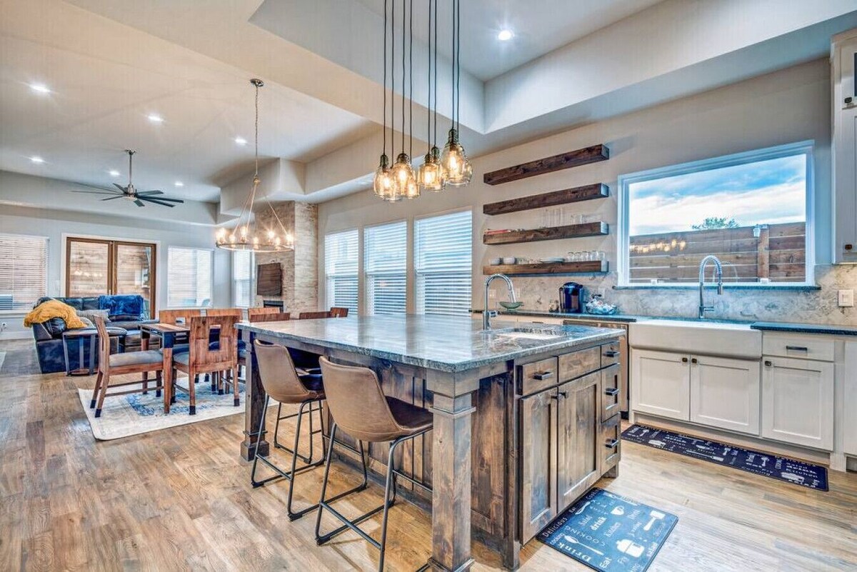 Luxury 4BR Dallas Home / 5 Mins DT / Private Yard