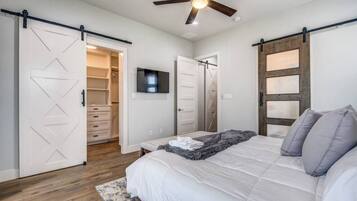 4 bedrooms, desk, iron/ironing board, free WiFi