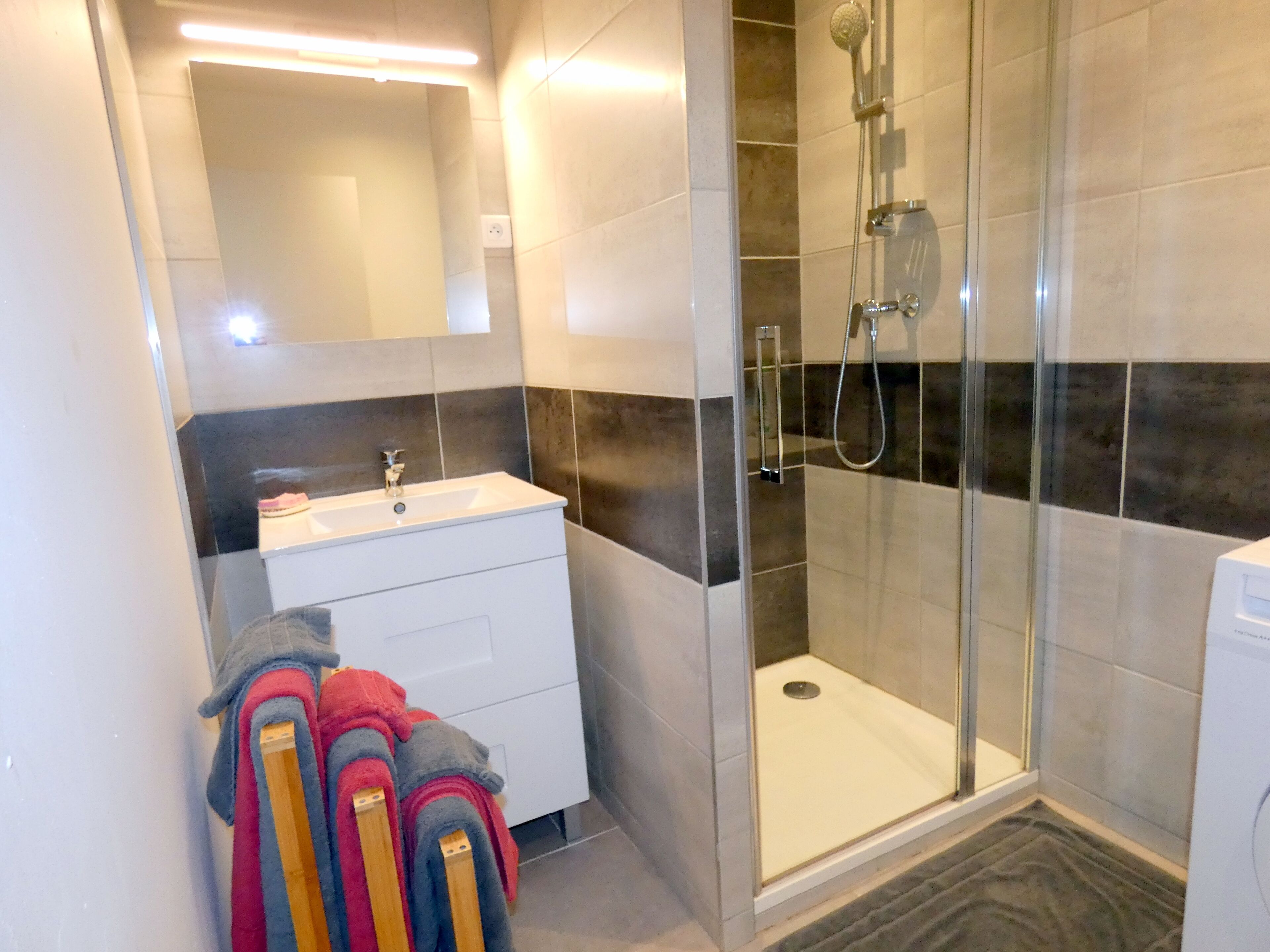 Douche, sèche-cheveux, serviettes fournies, savon