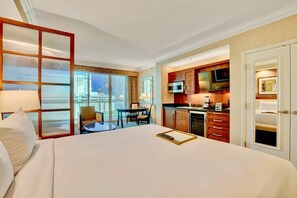 1 slaapkamer, een kluis op de kamer, een bureau