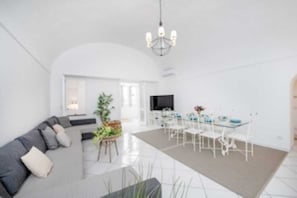 TV, books - Camerelle 33, Capri (Capri)