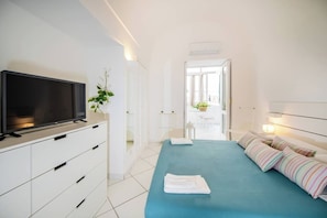 TV, books - Camerelle 33, Capri (Capri)