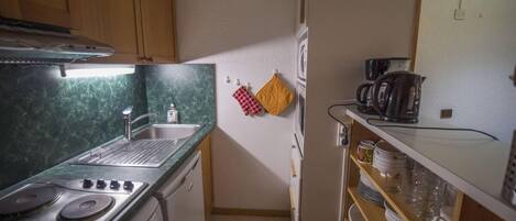 雪櫃、微波爐、焗爐、洗碗機