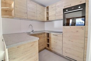 Kühlschrank, Ofen, Geschirrspüler, Wasserkocher mit Kaffee-/Teezubehör