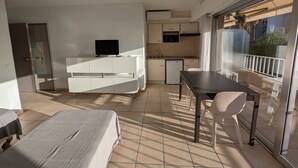 Espaço compacto com cozinha compacta, área de refeições e varanda com vista.