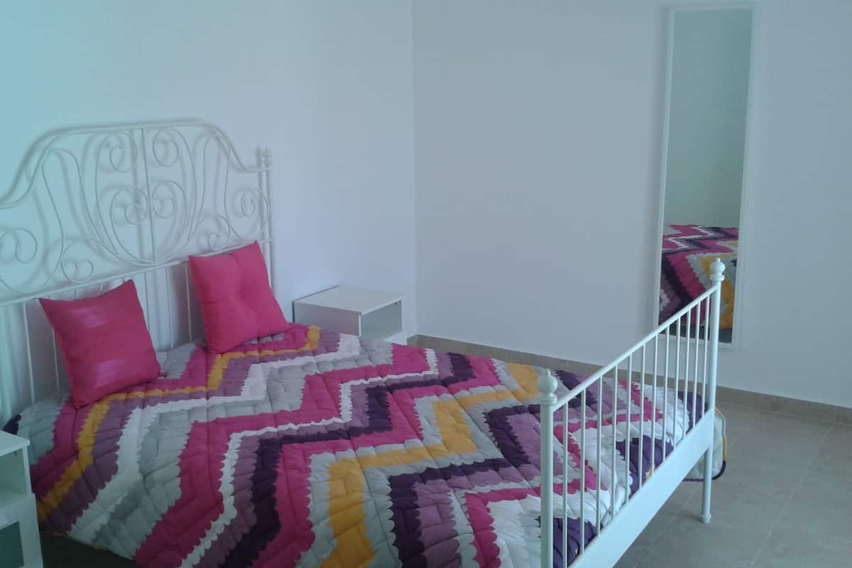 Standaard appartement, 1 slaapkamer, uitzicht op zwembad | 1 slaapkamer, hypoallergeen beddengoed, geluiddichte muren
