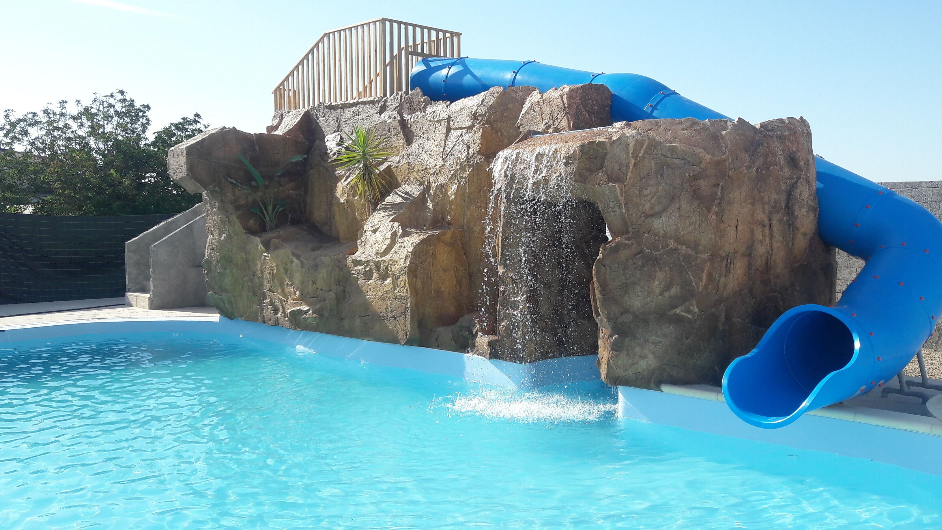 Outdoor pool, open 8:00 AM to midnight, sun loungers