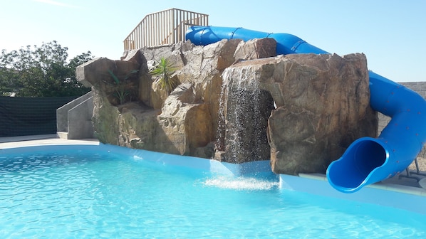 Piscine extérieure, accès possible de 08 h 00 à minuit, chaises longues