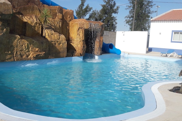 Alberca al aire libre, acceso de 08:00 a 00:00, y camastros