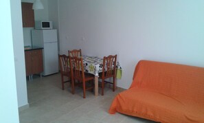 Apartamento luxo, 1 quarto, vista para a piscina | Área de estar | TV de tela plana