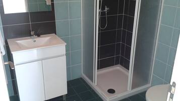 Apartamento conforto, 1 quarto, vista para a piscina | Banheiro | Chuveiro, chuveiro com efeito de chuva, produtos de toalete grátis