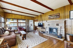 TV, DVD player, books, stereo - Lakefront home on private peninsula w/ 2 piers & lovely water views - 2 dogs OK (Eagle River)