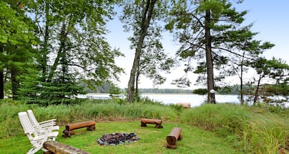 Casa frente al lago en la península privada con 2 muelles y hermosas vistas al agua - 2 perros ¡OK!