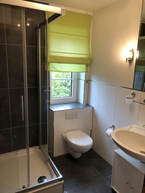 Dusche, Haartrockner, Handtücher