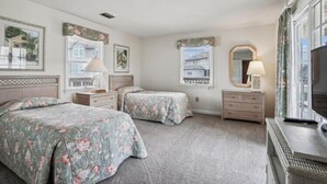 3 bedrooms, iron/ironing board, free WiFi, bed sheets - 3 Bedroom Ships Watch Home Just 325ft to Beach Access (Duck)