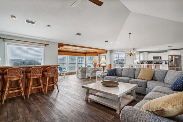 Télévision, cheminée, chaîne hi-fi