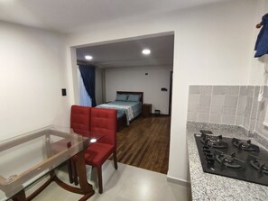 Standard Double Room | Private kitchen | Mini-fridge - GZ Guest House (Cuenca)