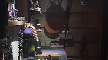 Bungalow familiar | Cocina privada | Refrigerador con congelador, parrilla de estufa y cafetera y tetera