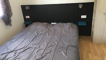 2 bedrooms, travel crib, WiFi (free)