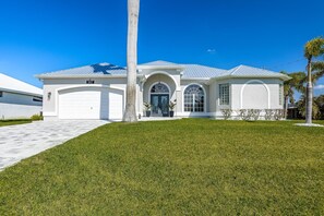 Exterior - Winter Special, Beautiful Pelican Gulf Access Waterfront Home With Private Pool (Cape Coral)