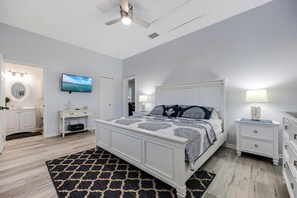 4 bedrooms, iron/ironing board, free WiFi, bed sheets - Winter Special, Beautiful Pelican Gulf Access Waterfront Home With Private Pool (Cape Coral)