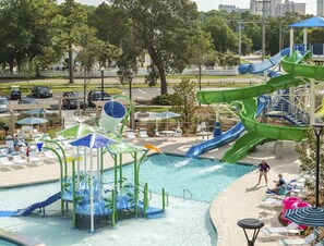 Inomhuspool och utomhuspool