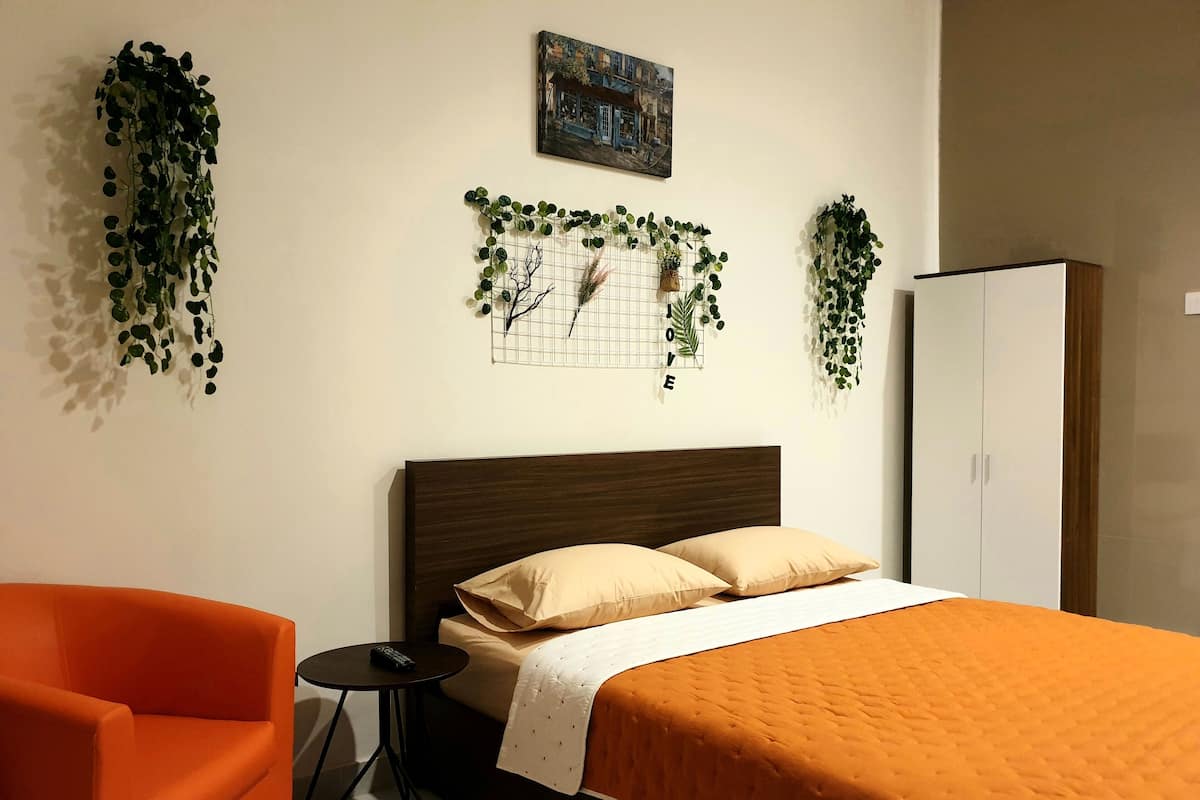 Habitación doble Confort (108) | Decoración personalizada, muebles diferentes y escritorio