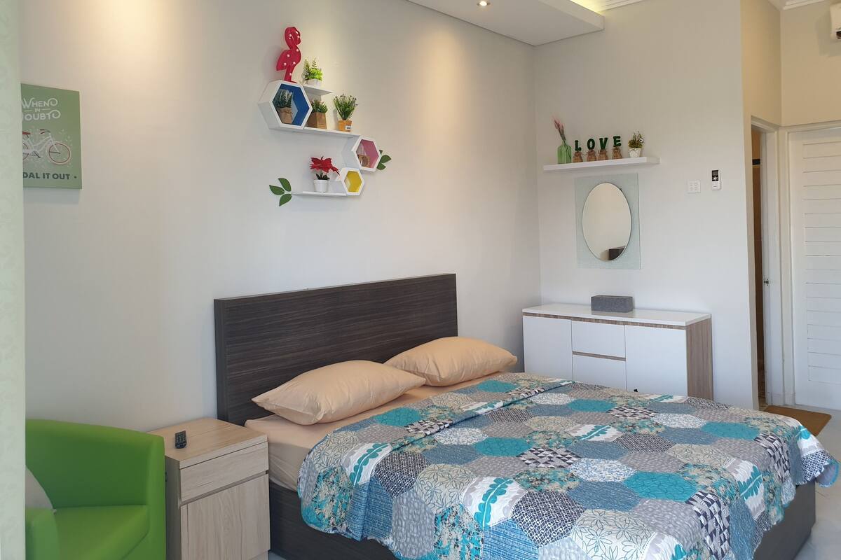Habitación doble Confort (207) | Decoración personalizada, muebles diferentes y escritorio