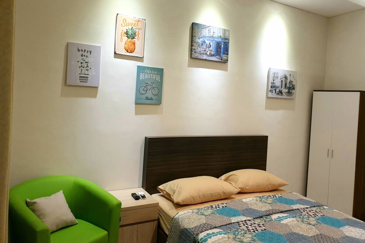 Habitación doble Confort (208) | Decoración personalizada, muebles diferentes y escritorio