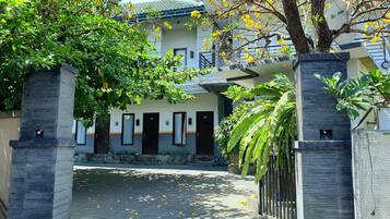 Pintu masuk properti