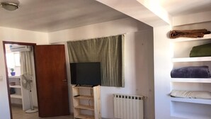 Căn hộ, 1 phòng ngủ | Khu phòng khách | TV màn hình phẳng 32-inch có truyền hình cáp, TV 