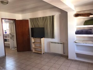 公寓, 1 间卧室 | 起居区 | 32-英寸纯平电视 （配备有线频道）、电视