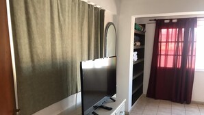 Căn hộ, 1 phòng ngủ | Khu phòng khách | TV màn hình phẳng 32-inch có truyền hình cáp, TV 