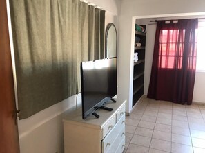 公寓, 1 间卧室 | 起居区 | 32-英寸纯平电视 （配备有线频道）、电视