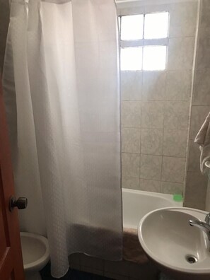 Lejlighed - 1 soveværelse | Badeværelse | Badekar, gratis toiletartikler, hårtørrer, bidet