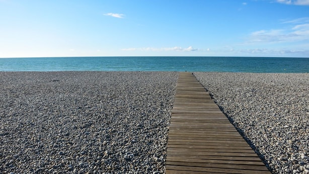 A wooden boardwalk leading to a pebble beach with a clear view of the ocean. - Le Verdier (Dieppe)