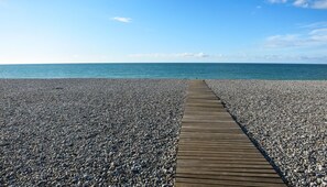 A wooden boardwalk leading to a pebble beach with a clear view of the ocean. - Le Verdier (Dieppe)