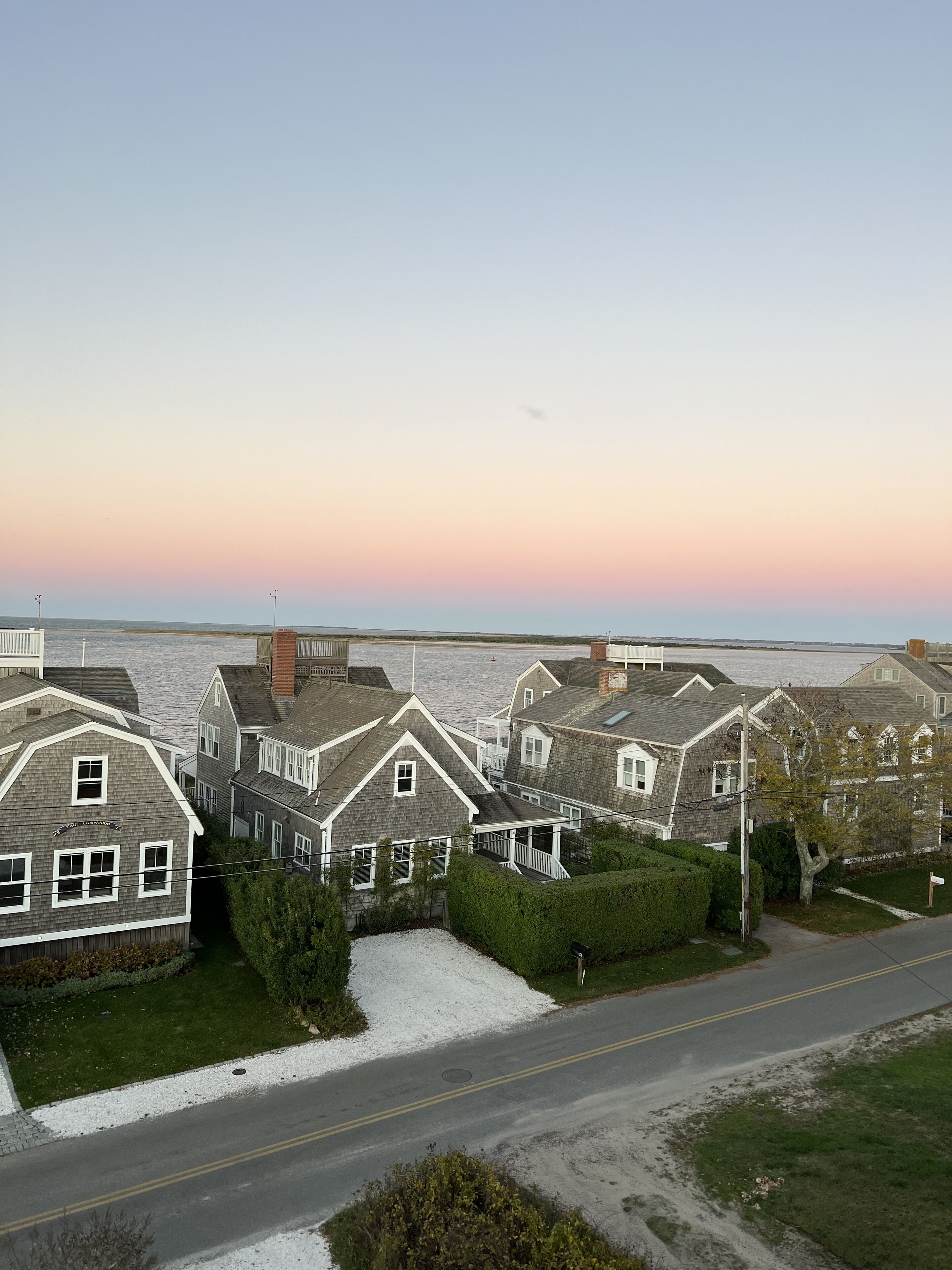 BRANT POINT breezes, spectacular views.  Perfect for family. Walk to Town/Beach!