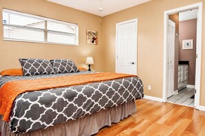 3 bedrooms, in-room safe, iron/ironing board, free WiFi - Centrally located 3Br2Ba Pool Home available for LONGER STAYS, Monthly Discounts (Port St. Lucie)