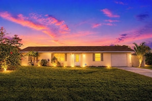Exterior - Centrally located 3Br2Ba Pool Home available for LONGER STAYS, Monthly Discounts (Port St. Lucie)