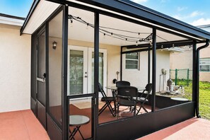 Outdoor dining - Centrally located 3Br2Ba Pool Home available for LONGER STAYS, Monthly Discounts (Port St. Lucie)