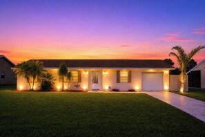 Exterior - Centrally located 3Br2Ba Pool Home available for LONGER STAYS, Monthly Discounts (Port St. Lucie)