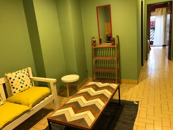 LĂ€genhet - 1 sovrum | Vardagsrum | 32-tums platt-tv med kabelkanaler och tv