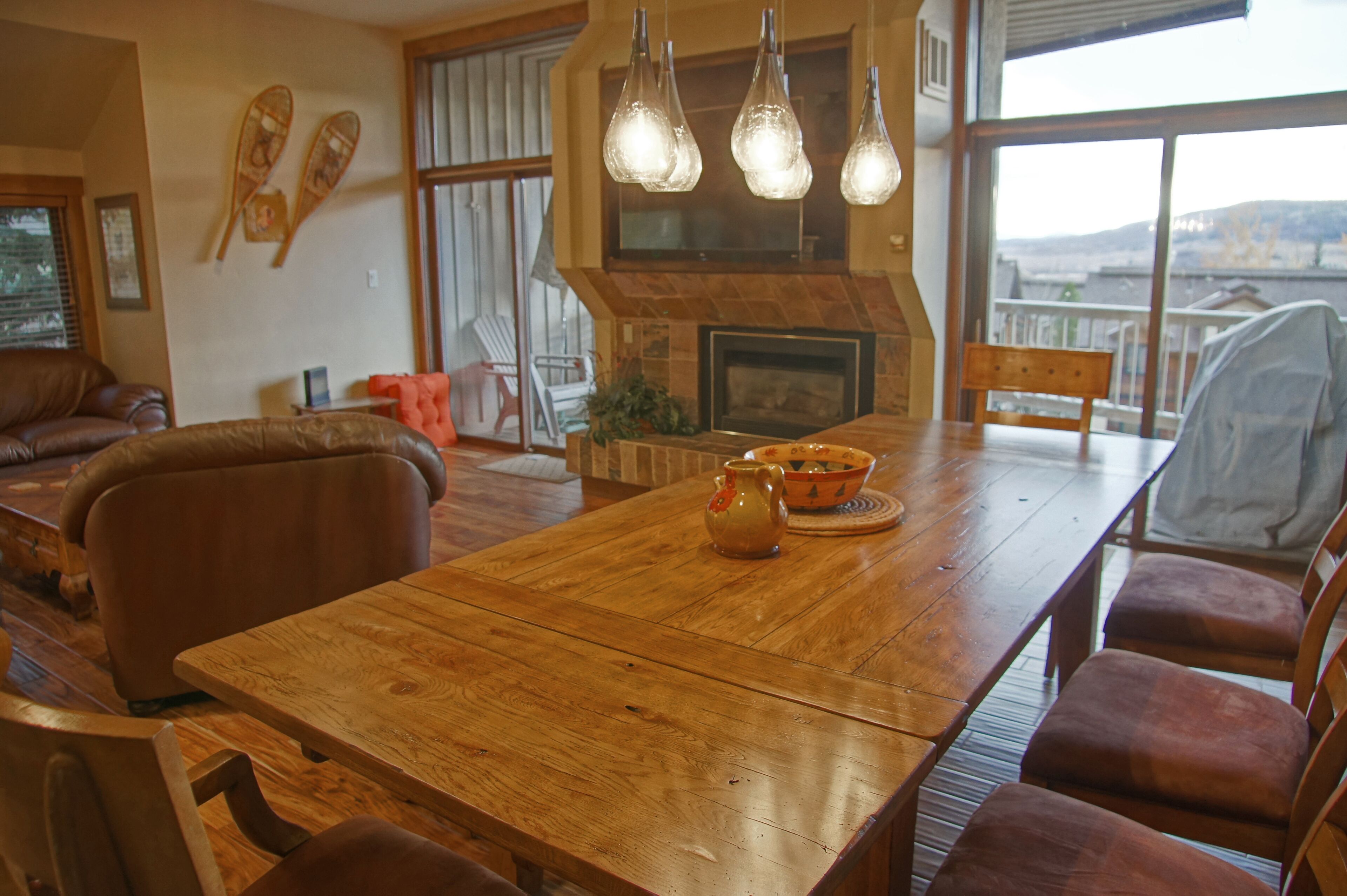 Fernseher, Kamin, Stereoanlage