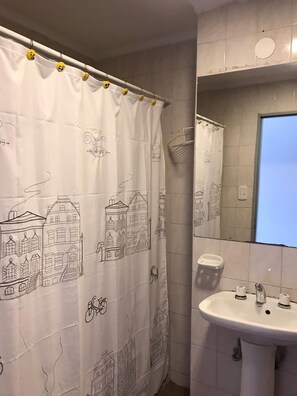 Bañera, artículos de tocador gratuitos, toallas, jabón