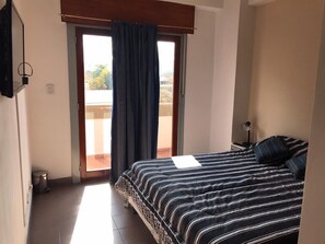 1 habitación, tabla de planchar con plancha, wifi gratis y ropa de cama 