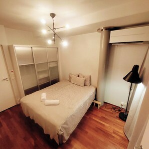 デスク、防音設備、アイロン / アイロン台、WiFi (無料)