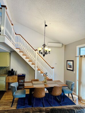 Dining - Oakmont Place-Luxury Townhouse on the 9th green (Flagstaff)