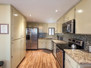 Fridge, microwave, oven, stovetop - Oakmont Place-Luxury Townhouse on the 9th green (Flagstaff)