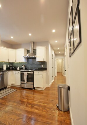 Een koelkast, een microgolfoven, een oven, een kookplaat